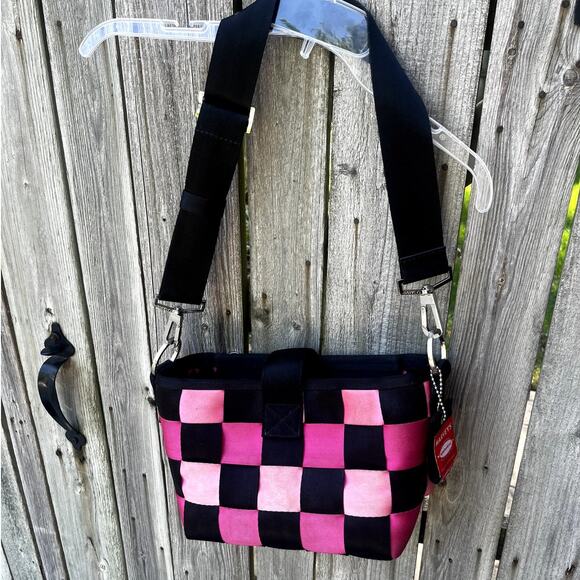 Harveys Seatbelt Bag - Breast Cancer Awareness (Limited Edition) - Picture 2 of 8